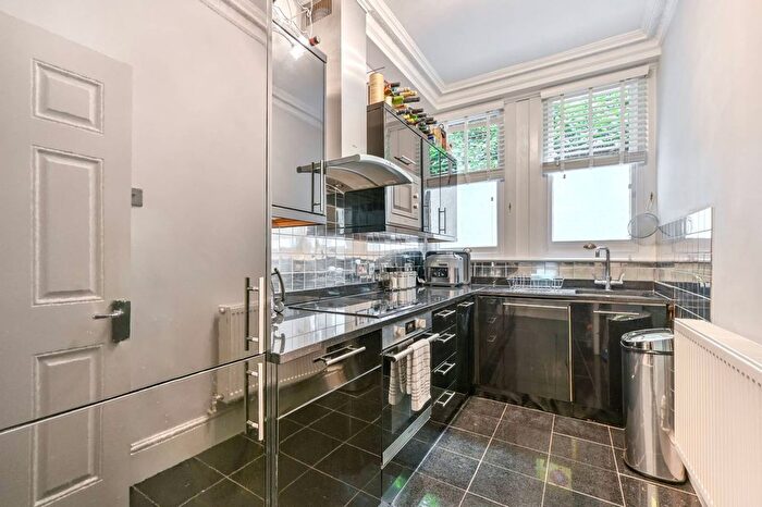 2 Bedroom Flat For Sale In Pitt Street, Kensington, London, W8