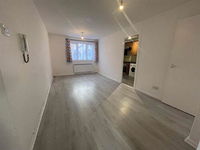 2 Bedroom Flat To Rent In Springwood Crescent, Edgware, HA8