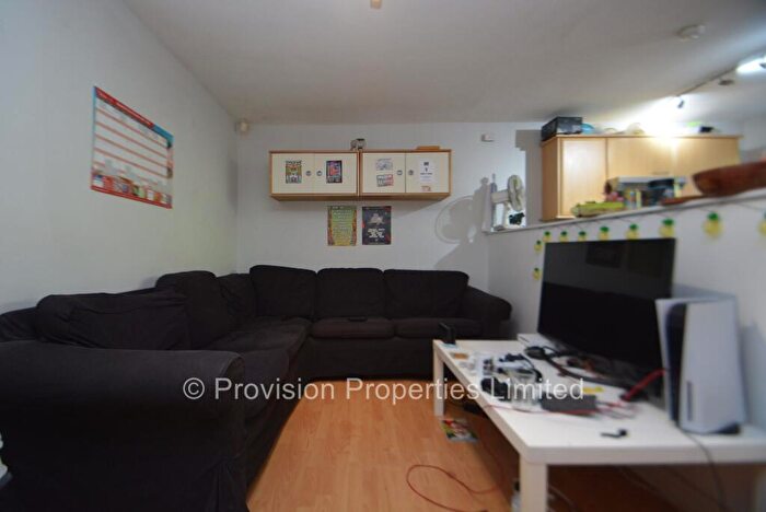 4 Bedroom Town House To Rent In Hyde Park Close, Leeds, LS6