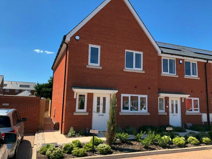 3 Bedroom End Of Terrace House To Rent In Highwell Gardens, Hockley, Essex, SS5