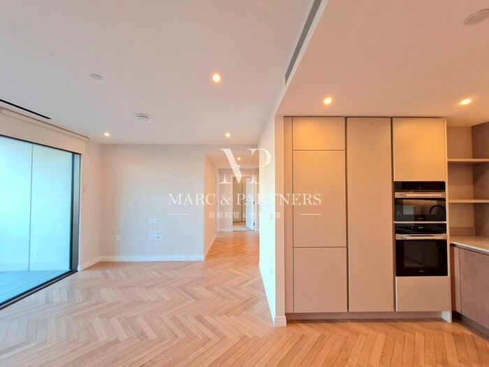 2 Bedroom Flat To Rent In Hampton House, Michael Road, London, SW6