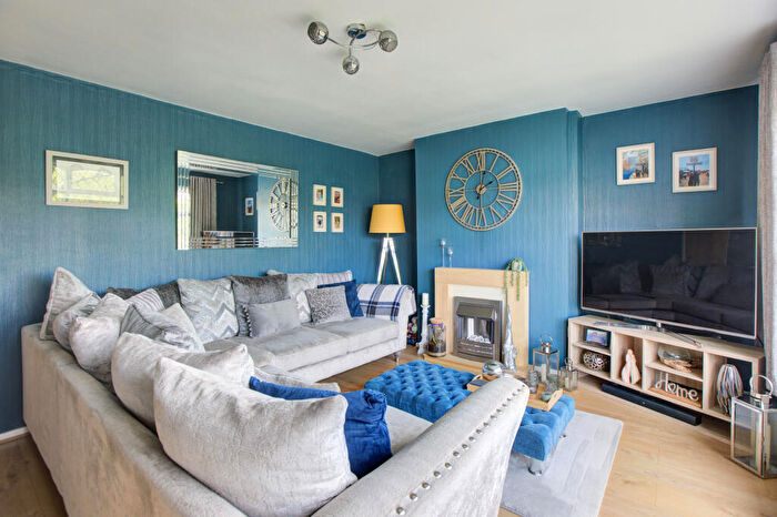 3 Bedroom Semi-Detached House For Sale In Wells Avenue, Chadderton, Oldham, OL9