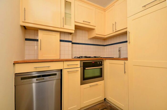 2 Bedroom Flat To Rent In Kempsford Gardens, Earls Court, London, SW5