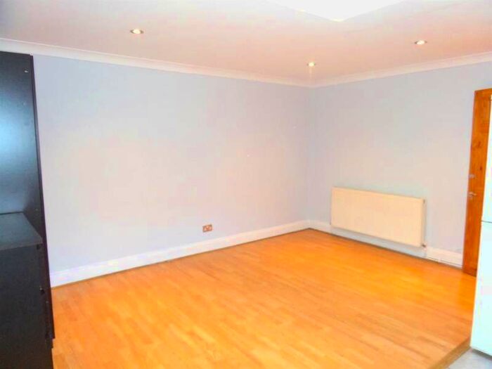 1 Bedroom Property To Rent In 62b Whitton Rd, TW3
