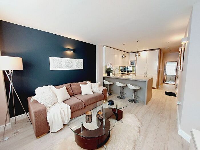 2 Bedroom Flat For Sale In Bridge Place, Leatherhead, Surrey, KT22