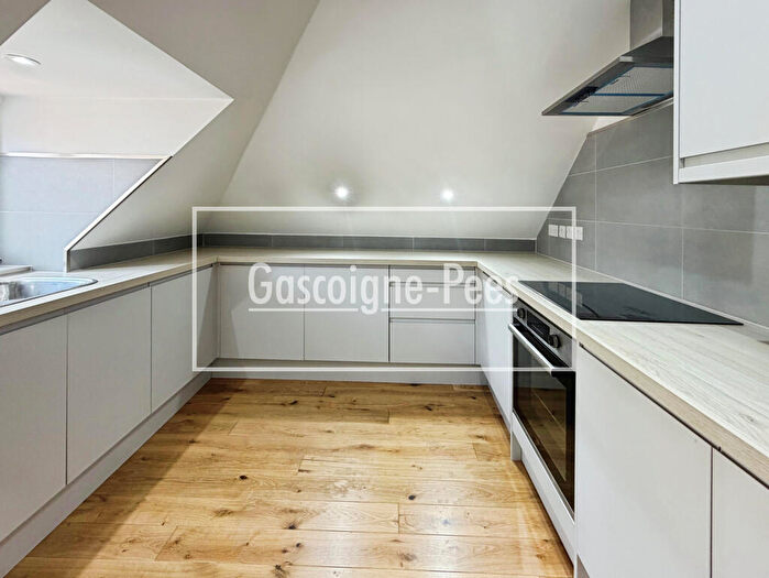2 Bedroom Apartment To Rent In High Street, Leatherhead, KT22