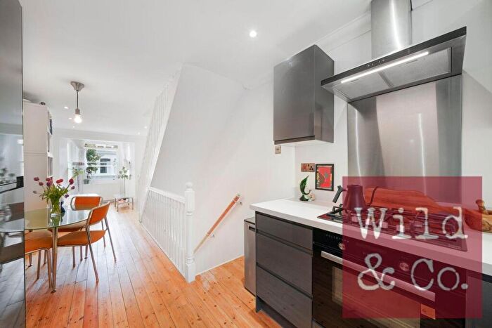 3 Bedroom Duplex For Sale In Brookfield Road, , Victoria Park, Hackney, E9 - Photo 3