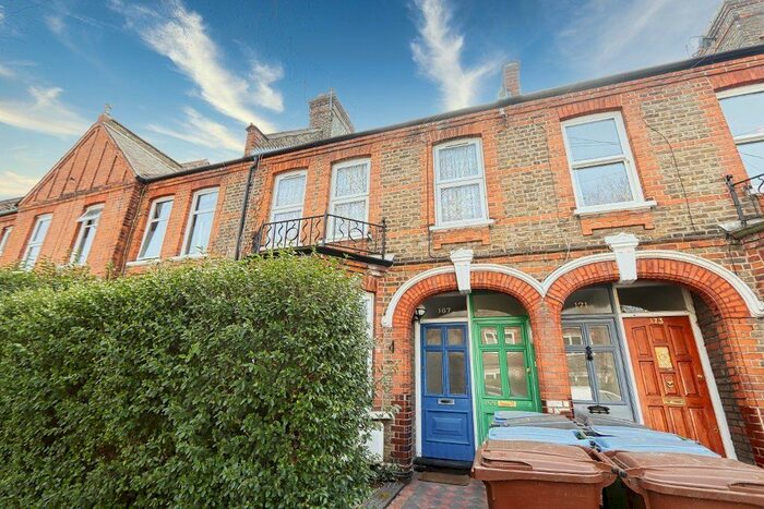 2 Bedroom Flat To Rent In Winns Avenue, Walthamstow, E17