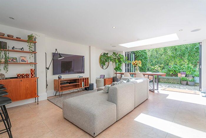 4 Bedroom Semi-Detached House To Rent In Hampstead Lane, London, N6