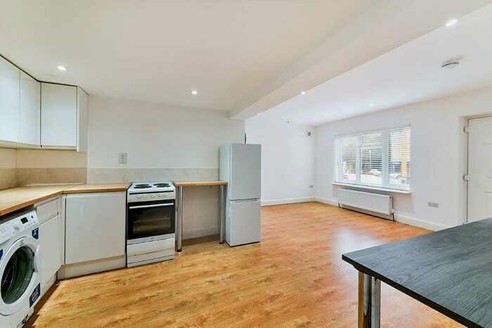 Flat To Rent In Chandos Avenue London, N20