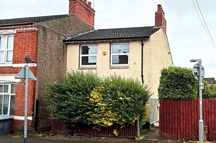 5 Bedroom House Of Multiple Occupation For Sale In Edmund Street, Kettering, NN16