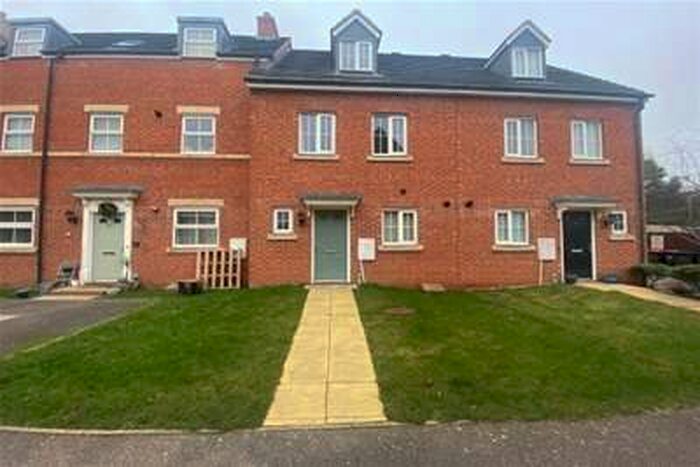 3 Bedroom House To Rent In Appledore Road, MK40