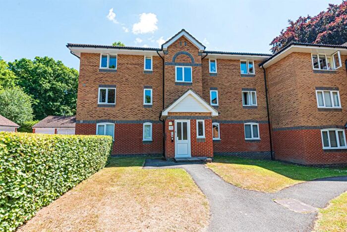 2 Bedroom Apartment To Rent In Masefield Gardens, Crowthorne, RG45