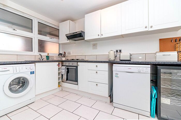 3 Bedroom Flat To Rent In Adams Place, London, N7