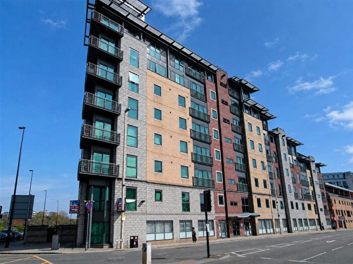 2 Bedroom Flat To Rent In City Point, Chapel Street, Salford, M3
