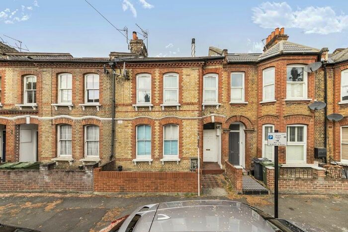 3 Bedroom Flat To Rent In Glenelg Road, London, SW2