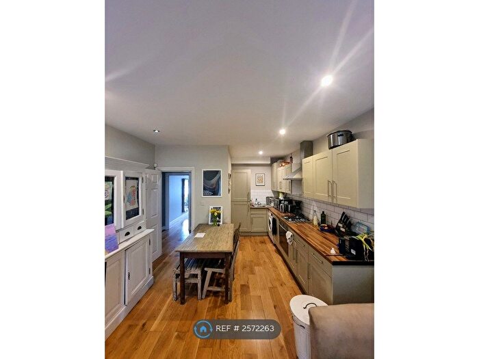 2 Bedroom Flat To Rent In Herne Hill, London, SE24