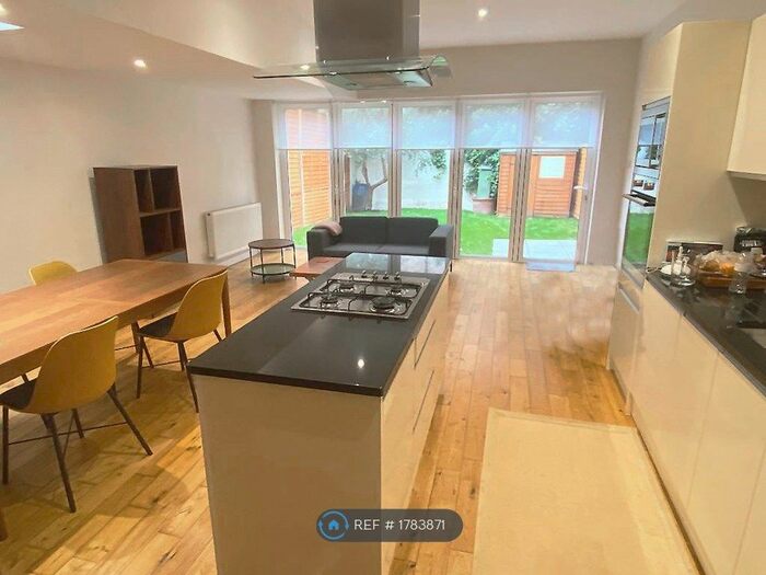 2 Bedroom Flat To Rent In Ground Floor, London, W3