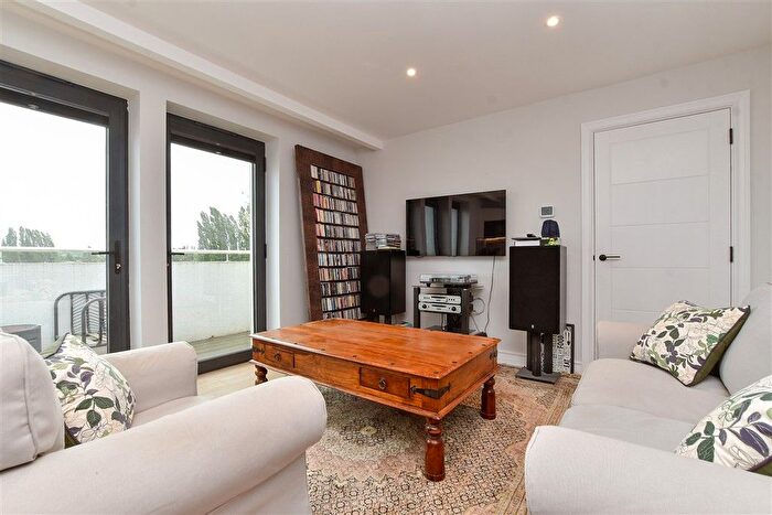 1 Bedroom Flat For Sale In Littleworth Road, Esher, Surrey, KT10