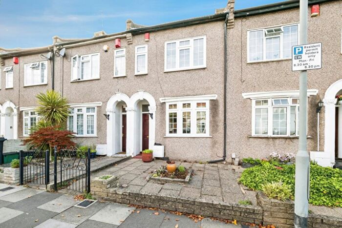 3 Bedroom Terraced House For Sale In Mulberry Way, London, E18