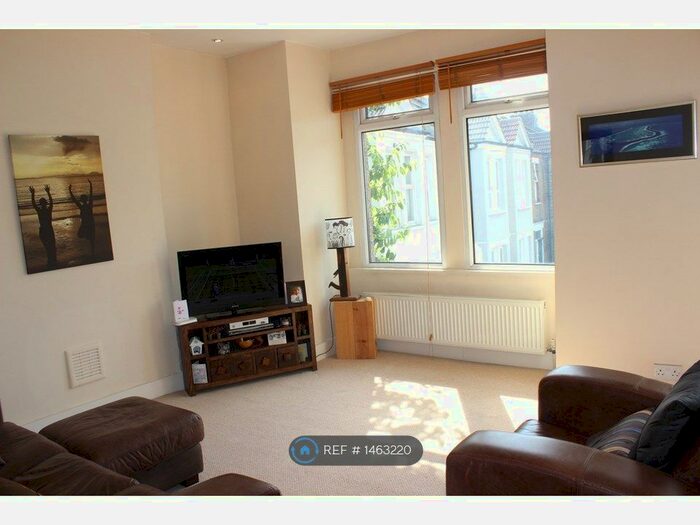 3 Bedroom Maisonette To Rent In Lydden Grove, Earlsfield, SW18