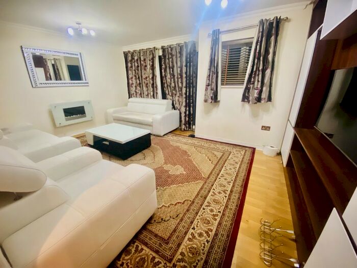 4 Bedroom Semi-Detached House To Rent In Waxlow Way, Northolt, Greater London UB5