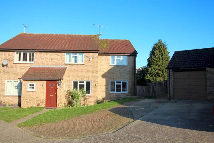3 Bedroom Semi-Detached House To Rent In Brierley Place, Tilehurst, Reading, RG31