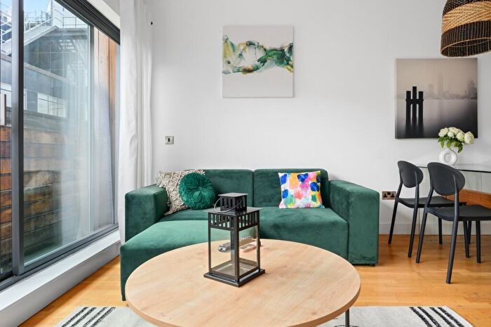 2 Bedroom Apartment To Rent In Oldham Road, Manchester, M4