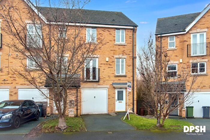 4 Bedroom Town House For Sale In Digpal Road, Churwell, LS27