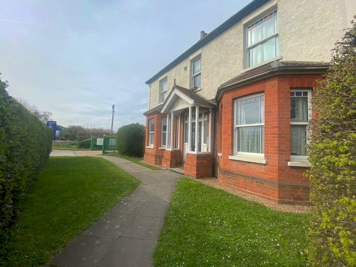 Studio To Rent In Bedsit- Manor Farm, Poyle Road, Colnbrook, SL3