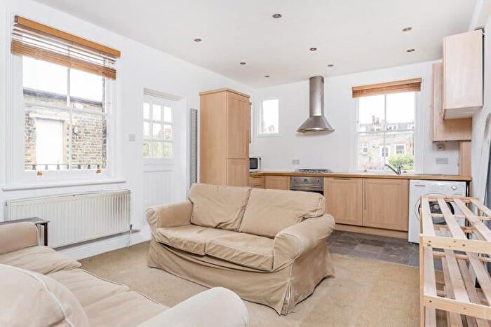 3 Bedroom Flat To Rent In Hartswood Road, Shepherd's Bush, London, W12