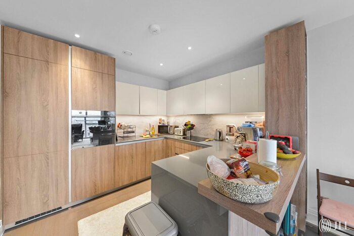 2 Bedroom Flat To Rent In Queenshurst Square Kingston Upon Thames, KT2