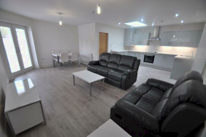 2 Bedroom Apartment To Rent In Main Street, Hull, North Humberside, HU10