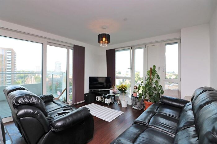 3 Bedroom Flat To Rent In Marner Point, Jefferson Plaza, E3