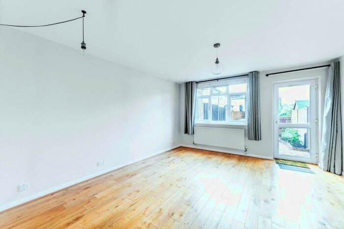 2 Bedroom Terraced House To Rent In Lower Road, Sutton, SM1