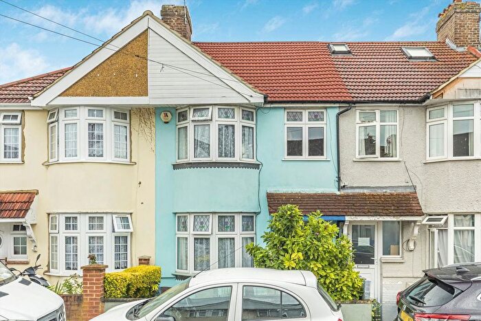 3 Bedroom Terraced House For Sale In Sunningdale Avenue, Feltham, TW13