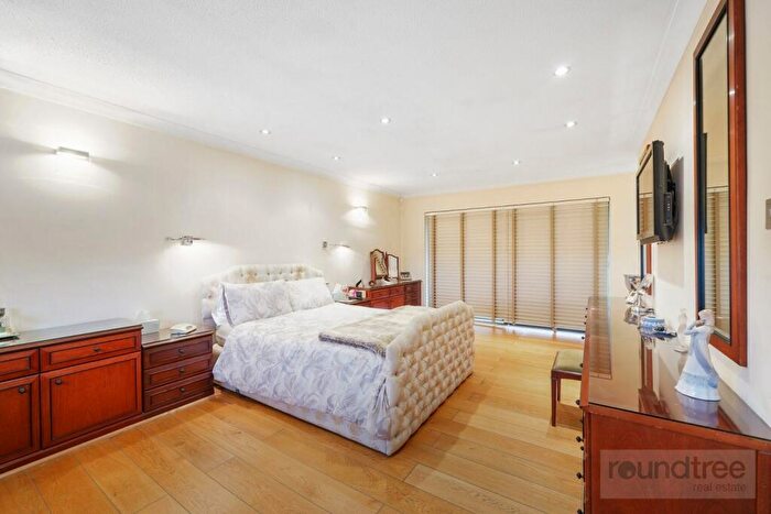 4 Bedroom Apartment For Sale In Spencer Close, Finchley, N3