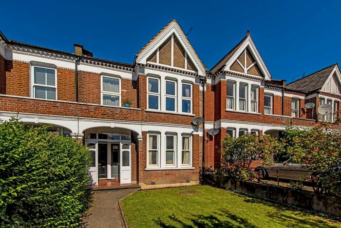 3 Bedroom Flat To Rent In Valley Road, London, SW16