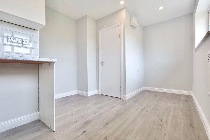 Studio To Rent In Denham Road, Feltham, TW14