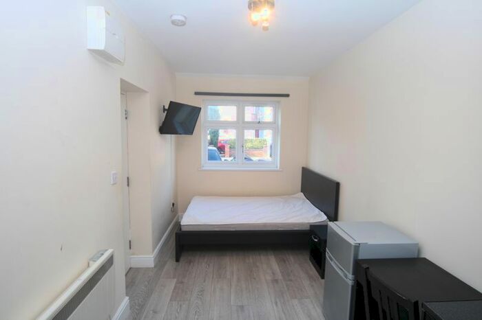 Studio To Rent In Bideford Avenue, Perivale, Greenford UB6