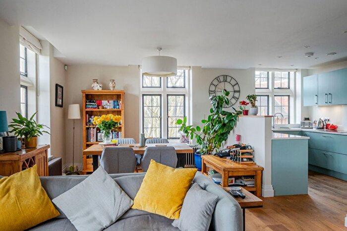 2 Bedroom Flat For Sale In Kings Drive, Midhurst, GU29