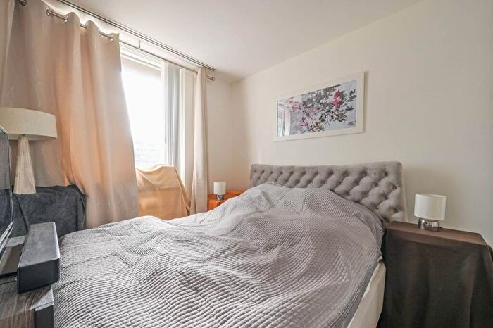 1 Bedroom Flat To Rent In Maine Tower, , Canary Wharf, London, E14