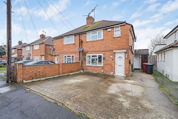 3 Bedroom Semi Detached House For Sale In Kent Avenue, Slough, SL1