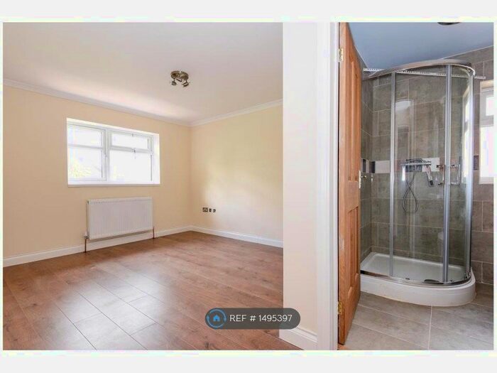 3 Bedroom Semi-Detached House To Rent In The Yard, Ayelsbury, HP21