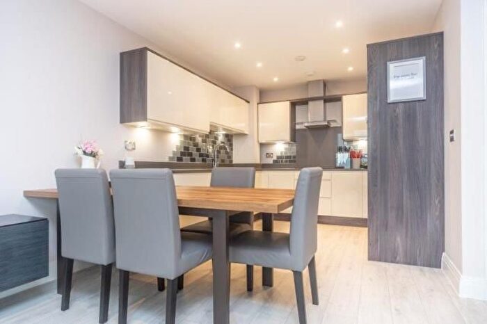 2 Bedroom Flat For Sale In Kings Road, Fleet, GU51
