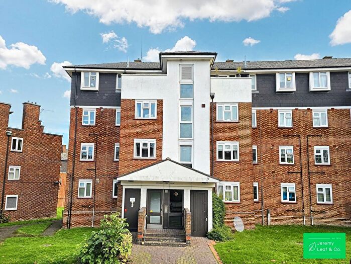 2 Bedroom Flat For Sale In The Grange, London, N2