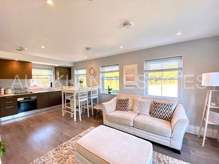 2 Bedroom Apartment For Sale In Swan Lodge, Brookmans Park, AL9
