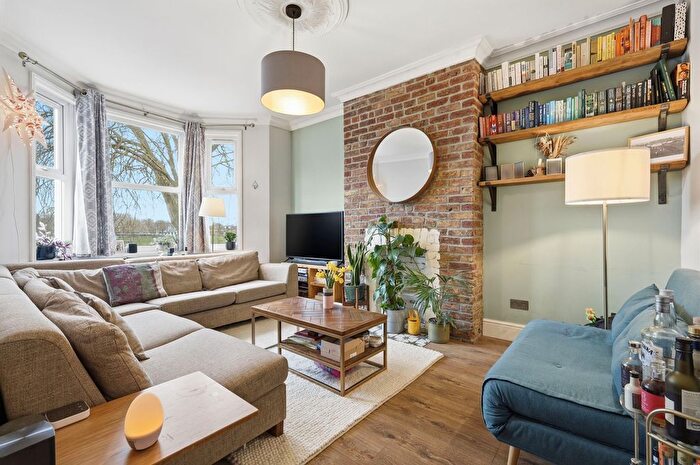 3 Bedroom Flat For Sale In Brewster Road, Leyton, E10