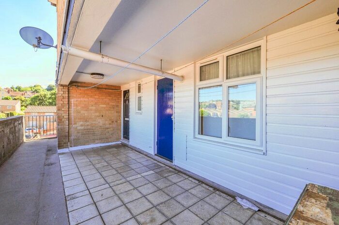 4 Bedroom Maisonette To Rent In Fairfax Avenue, Redhill, RH1