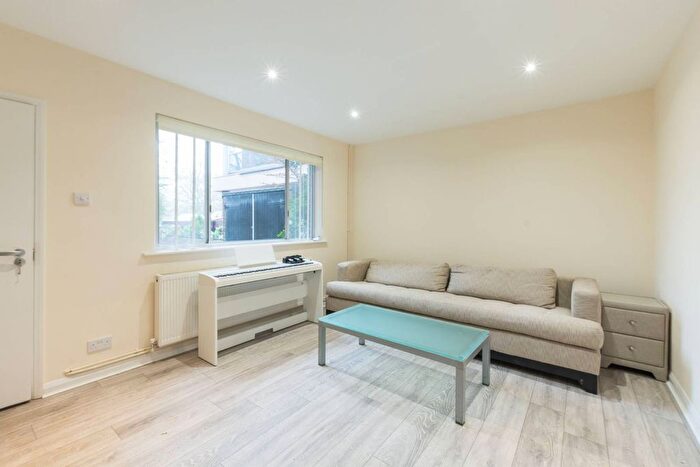 1 Bedroom Mews To Rent In Kings Court, St John's Wood, London, NW8